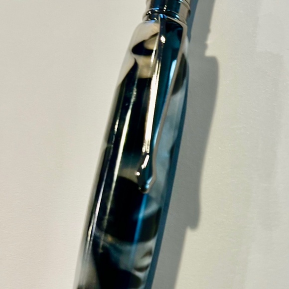 Handmade Executive Style Gunmetal Chrome w/Translucent Bland and White Barrel - Picture 4 of 9
